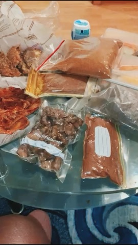 Colis Louma déballé par une cliente en Allemagne : guedj, kong fumé et épices sous vide