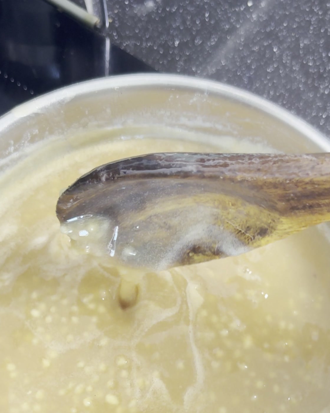 Fondé à base d'araw en cuisson, version à la poudre de baobab (bouye)