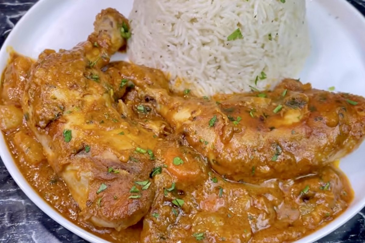Mafé poulet sénégalais : cuisses de poulet mijotées dans la sauce arachide, servies avec du riz blanc