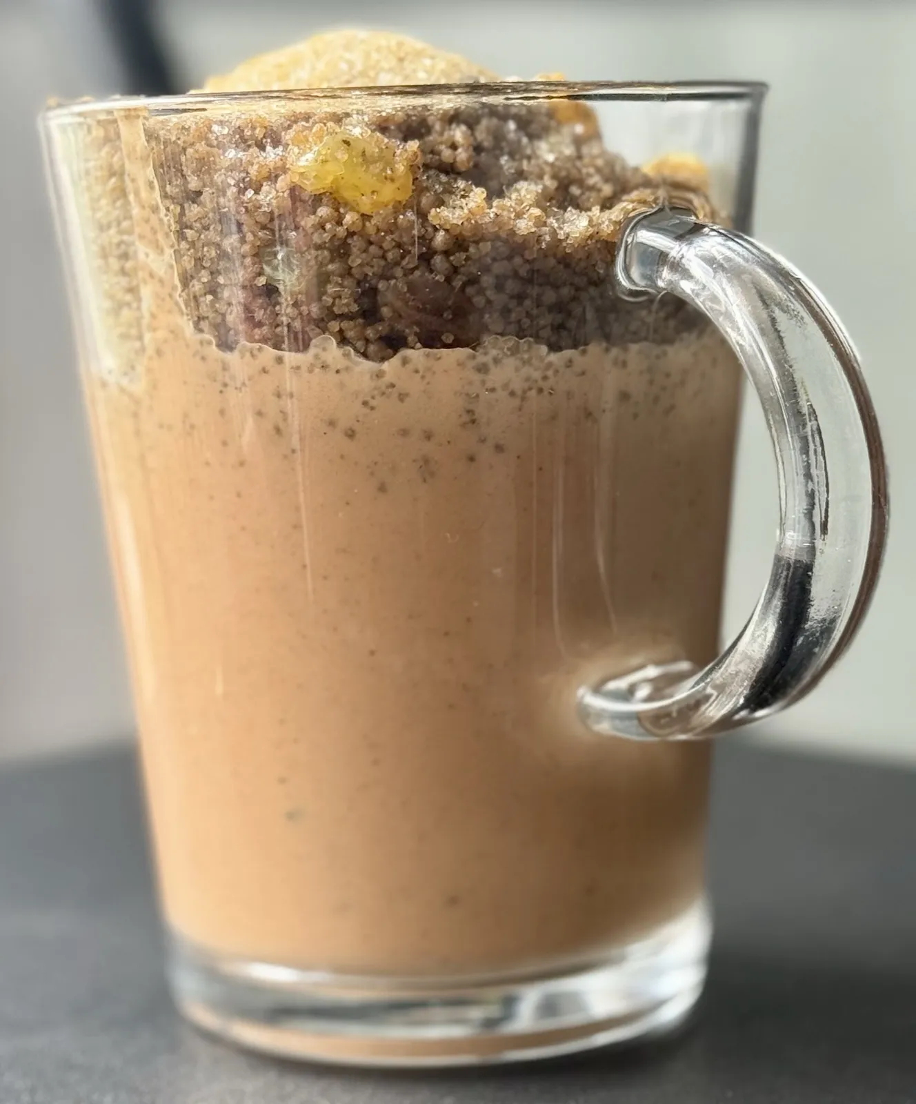 Ngalakh, dessert sénégalais au couscous de mil, pâte d'arachide et bouye, servi avec des raisins