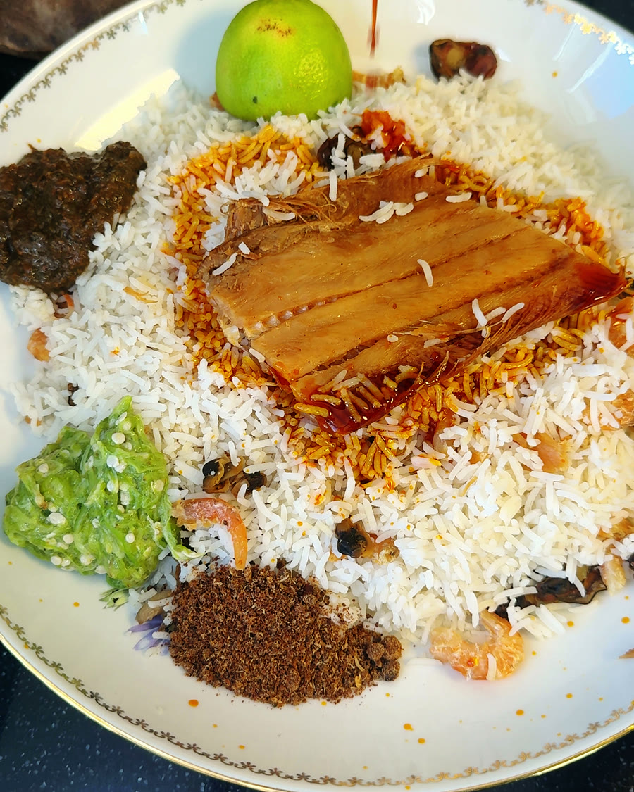 Niankatang, riz blanc de la Casamance : guedj sole, purée de gombo, netetou mix, citron vert et filet d'huile de palme rouge