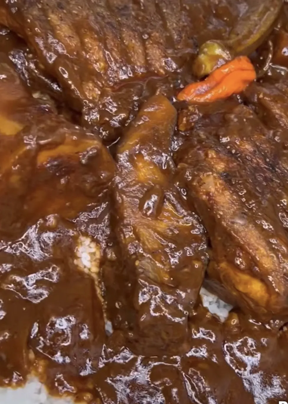 Domoda au poisson frit sur riz blanc