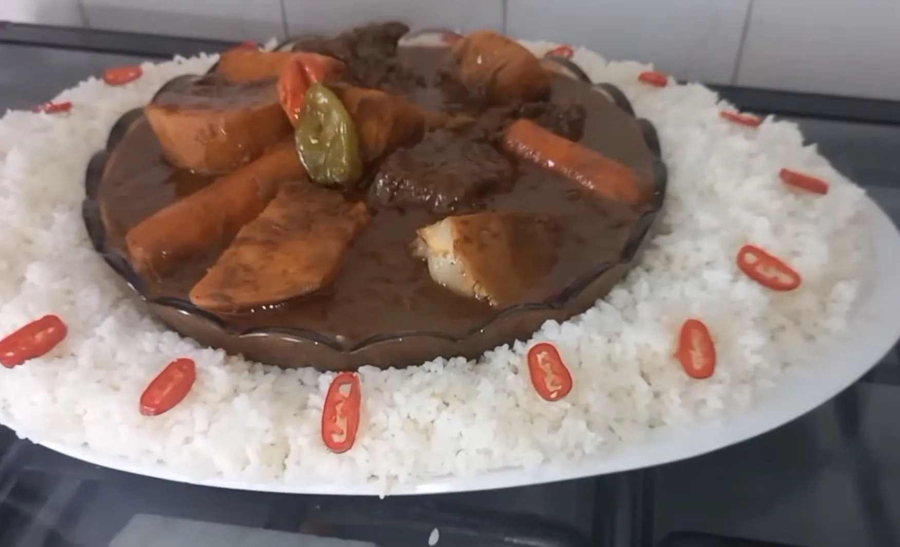 Domoda sénégalais à la viande servi sur riz blanc (niankatang)