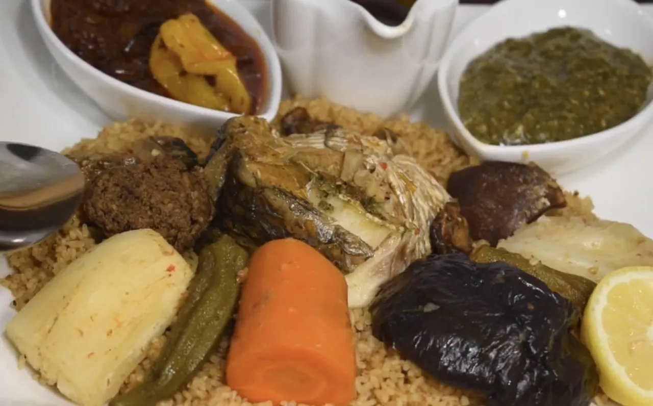 Mbakhal poisson (mbaxal jën) : riz au poisson séché sénégalais avec guedj, yeet et nététou