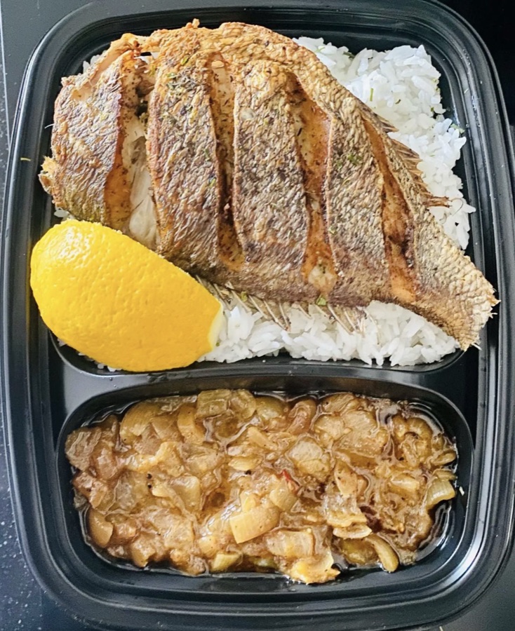 Yassa poisson sénégalais, poisson frit sauce oignons
