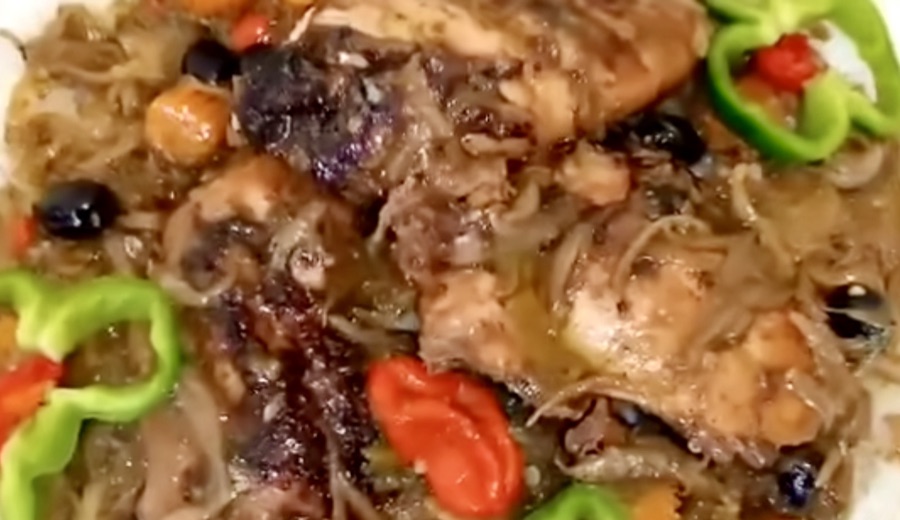Yassa poulet sénégalais, poulet grillé à la sauce d'oignons et citron