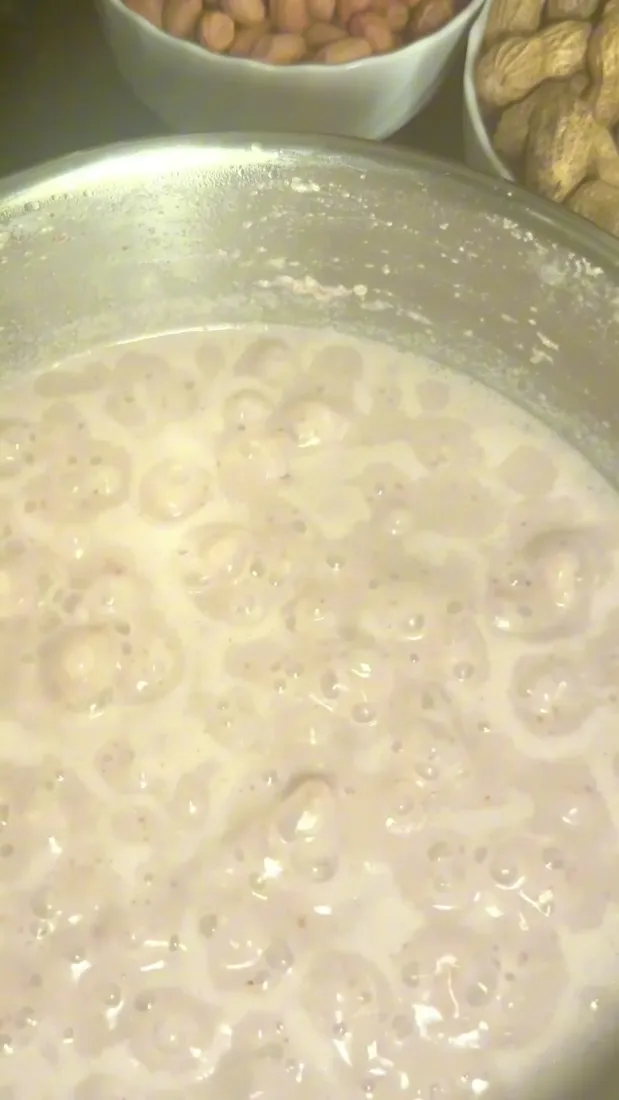 Riz qui mijote dans le lait pour le sombi, le riz au lait sénégalais