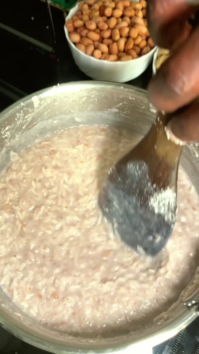 Sombi, le riz au lait sénégalais crémeux, servi avec de l'arachide