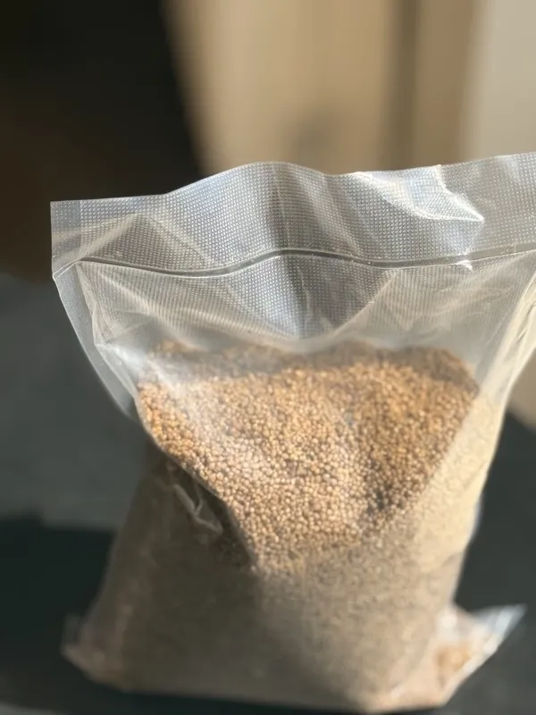 Couscous de mil fin roulé à la main pour le thiakry, dessert sénégalais
